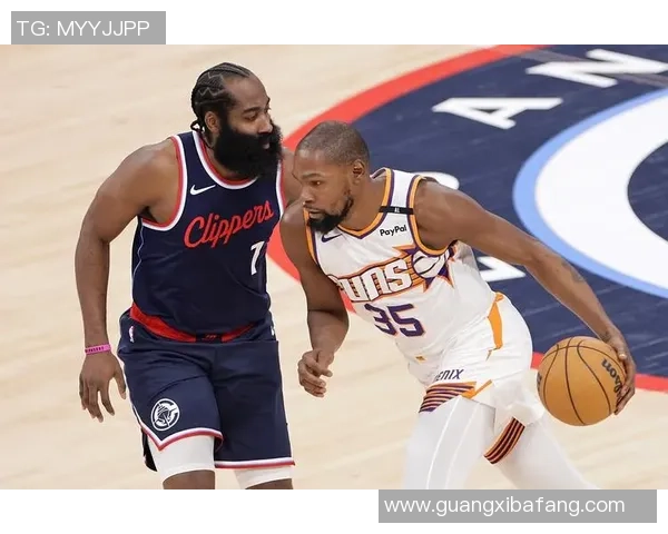 NBA球星与足球巨星携手合影展现体育魅力 打破界限的传奇时刻