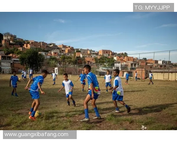 亲民偶像足球明星盘点：他们不仅在球场上闪耀更赢得了粉丝的心