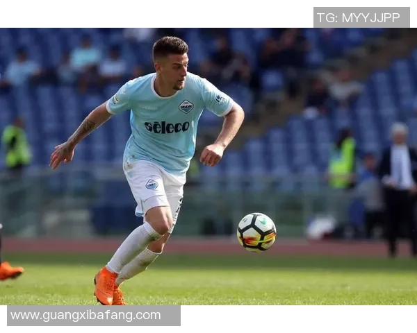 全球足球组织发展与顶级球星风采分析及其对现代足球格局的影响